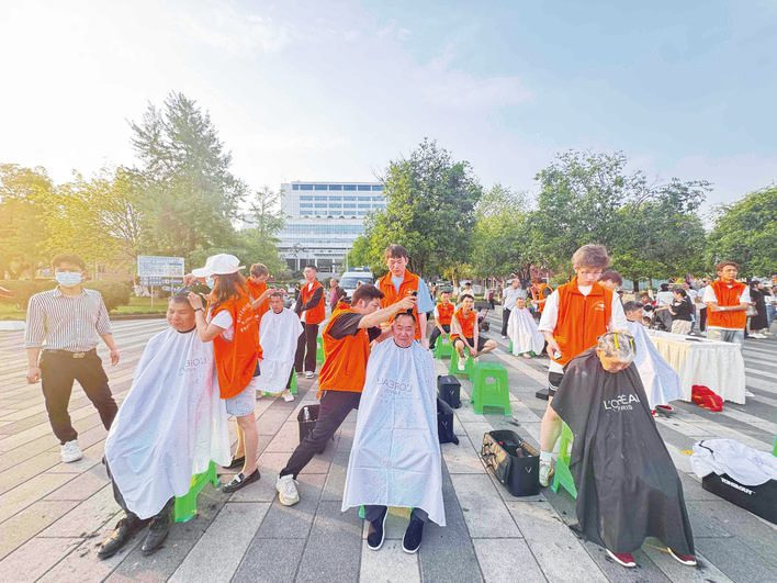 文明实践春赛展风采 “万众康乐”点亮平湖夜