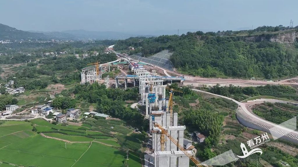  万开达高速南河特大桥首片T梁架设成功