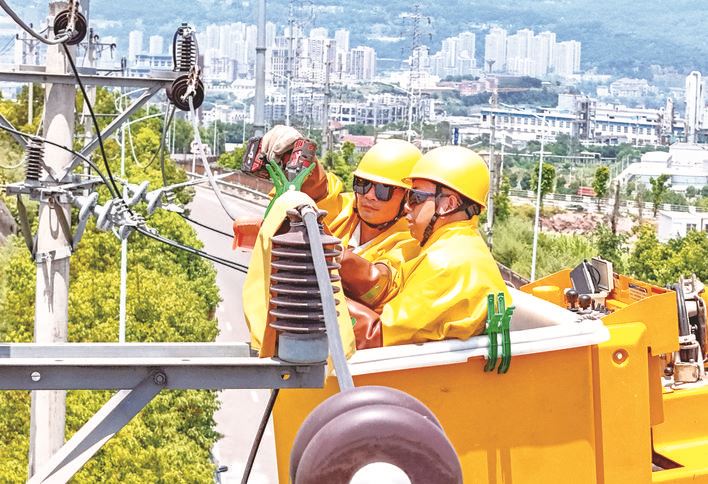  万州供电人绝缘服里战高温保供电