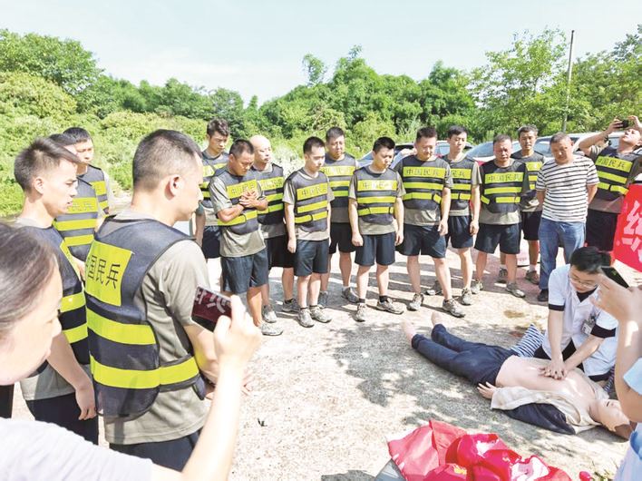  陈家坝街道：高温筑牢“防溺网” 守护居民“夏日安”