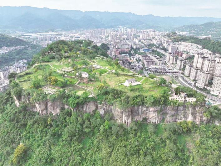 天生雄关终迎客 一曲忠勇今可闻