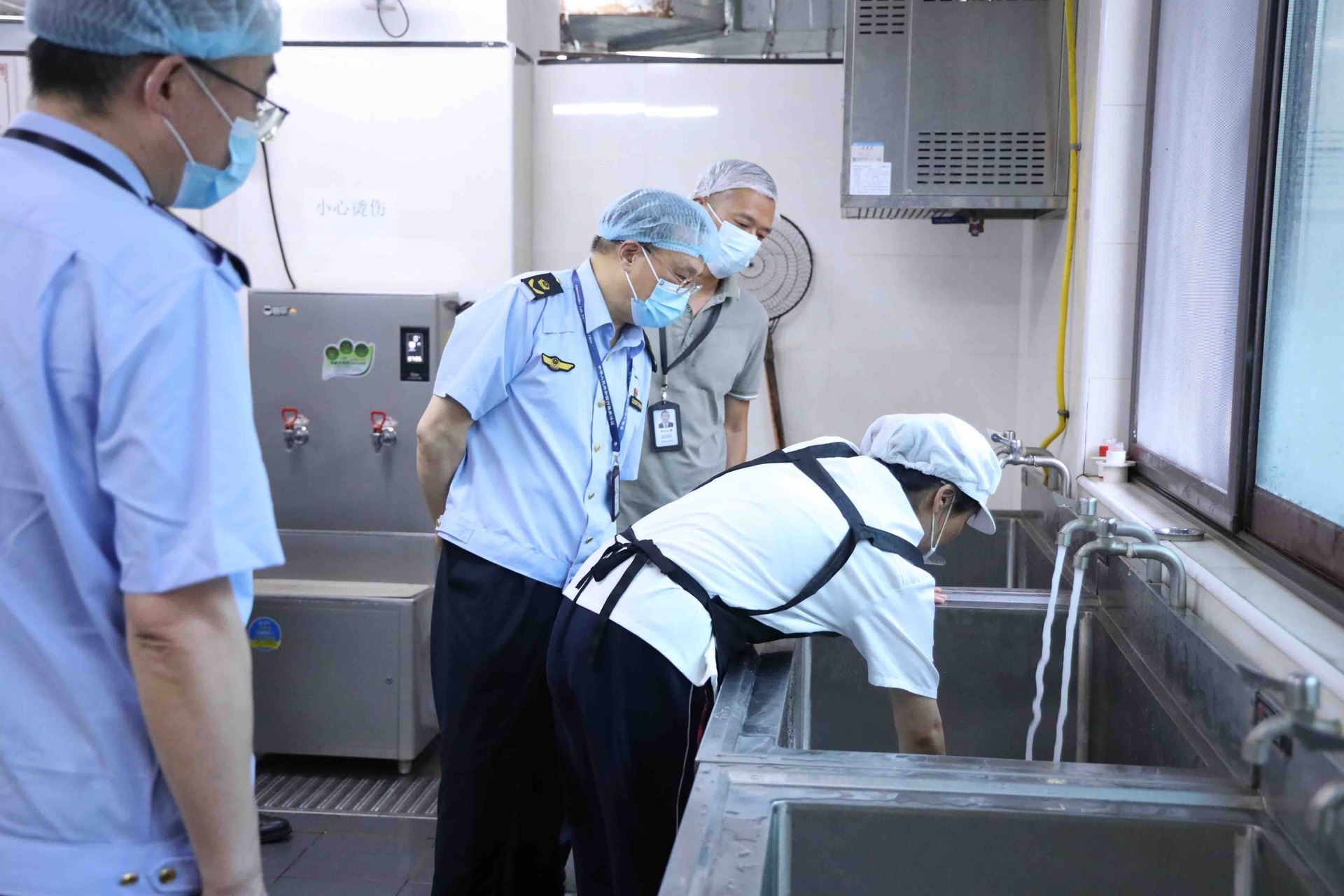  万州硬核规范复用餐饮具洗消全流程 餐饮单位需守好餐饮具“洁净关”