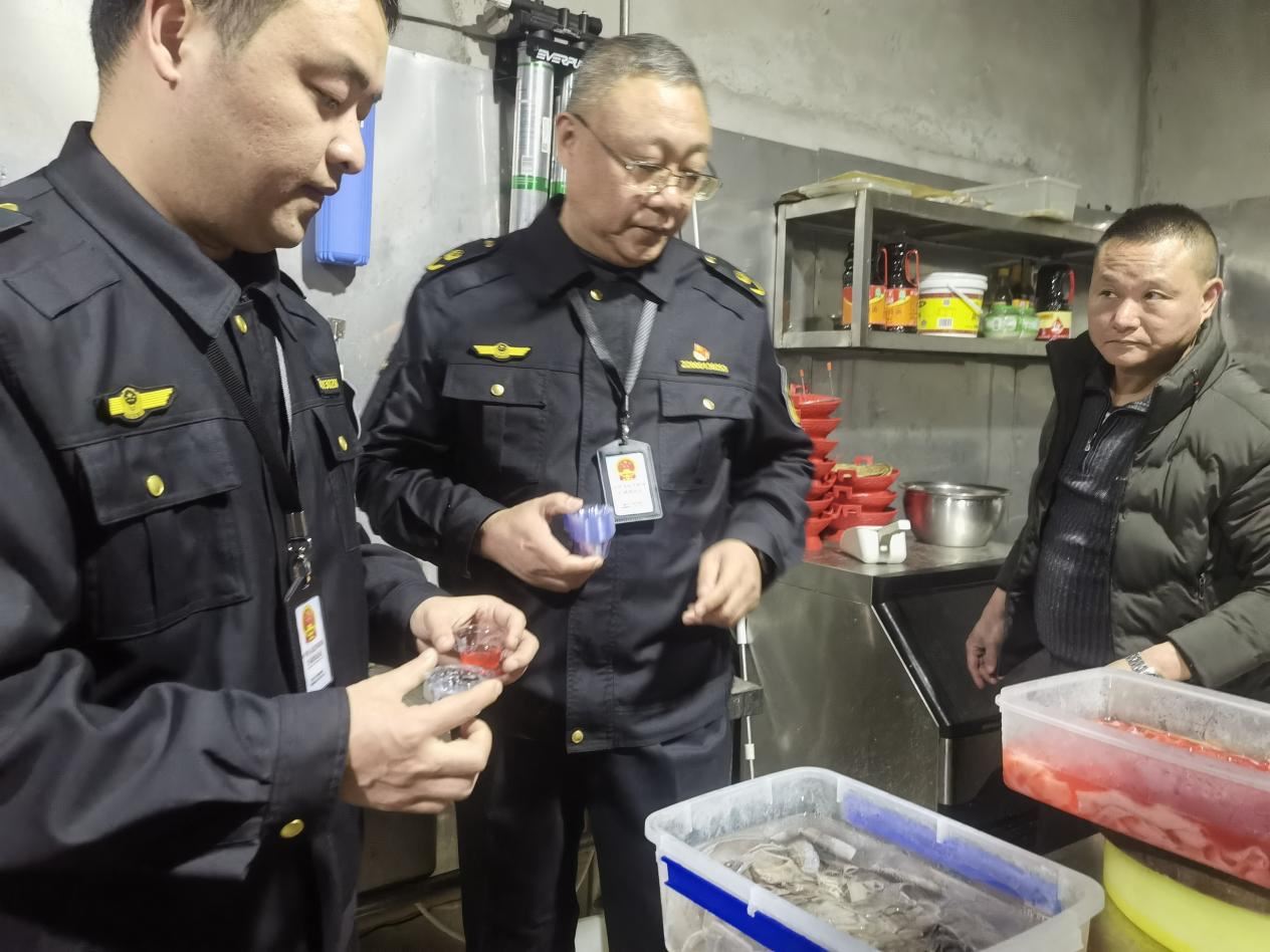 万州加强餐饮服务业食品安全监管 监管“沉”一线 餐桌“安”十分