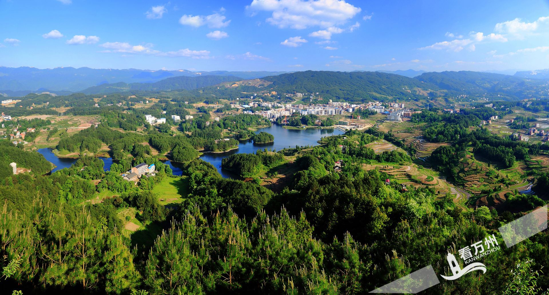  笃行善治 “美丽万州”山河画卷“只此青绿”