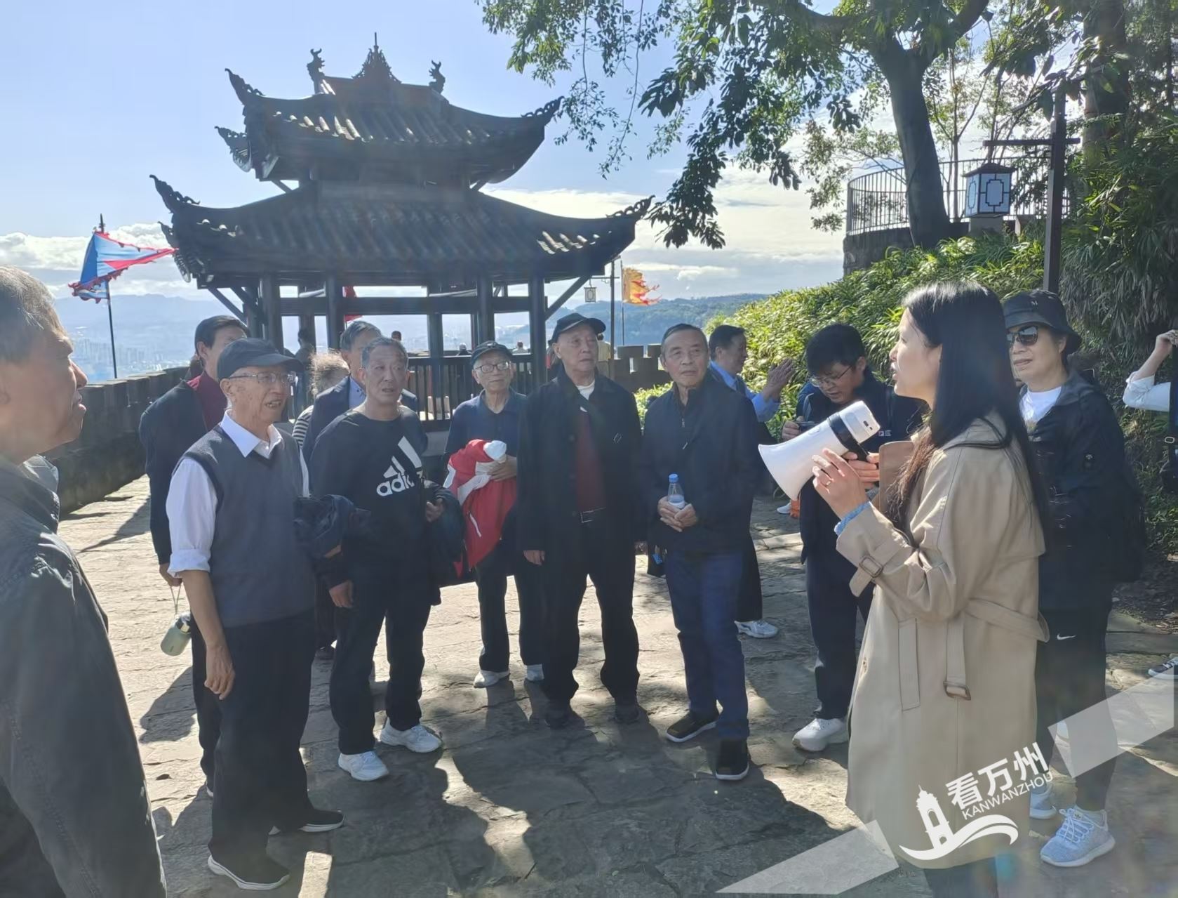  区革命传统教育协会组织老同志探访万州发展新貌