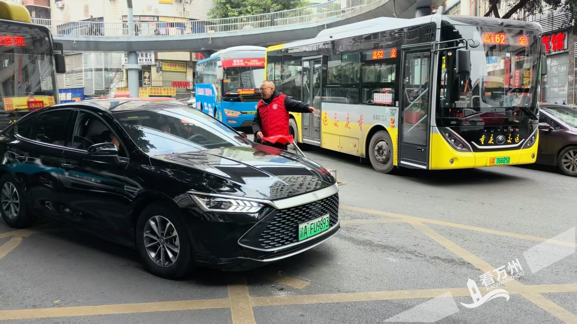  志愿红点亮出行路 万州出租车雷锋车队暖心服务迎旅客