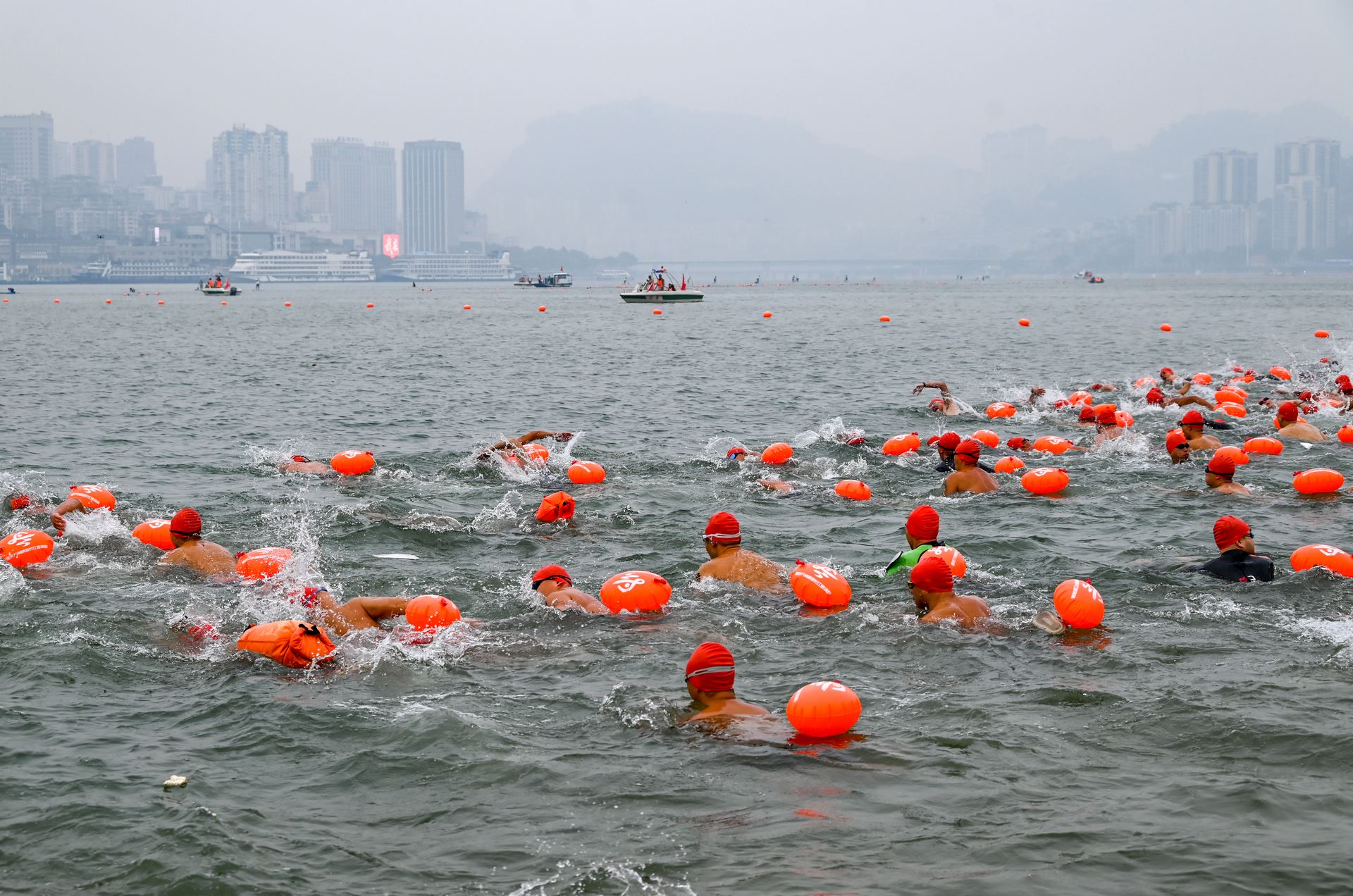  冬泳长江竞风流  2025重庆万州横渡长江邀请赛火热开赛