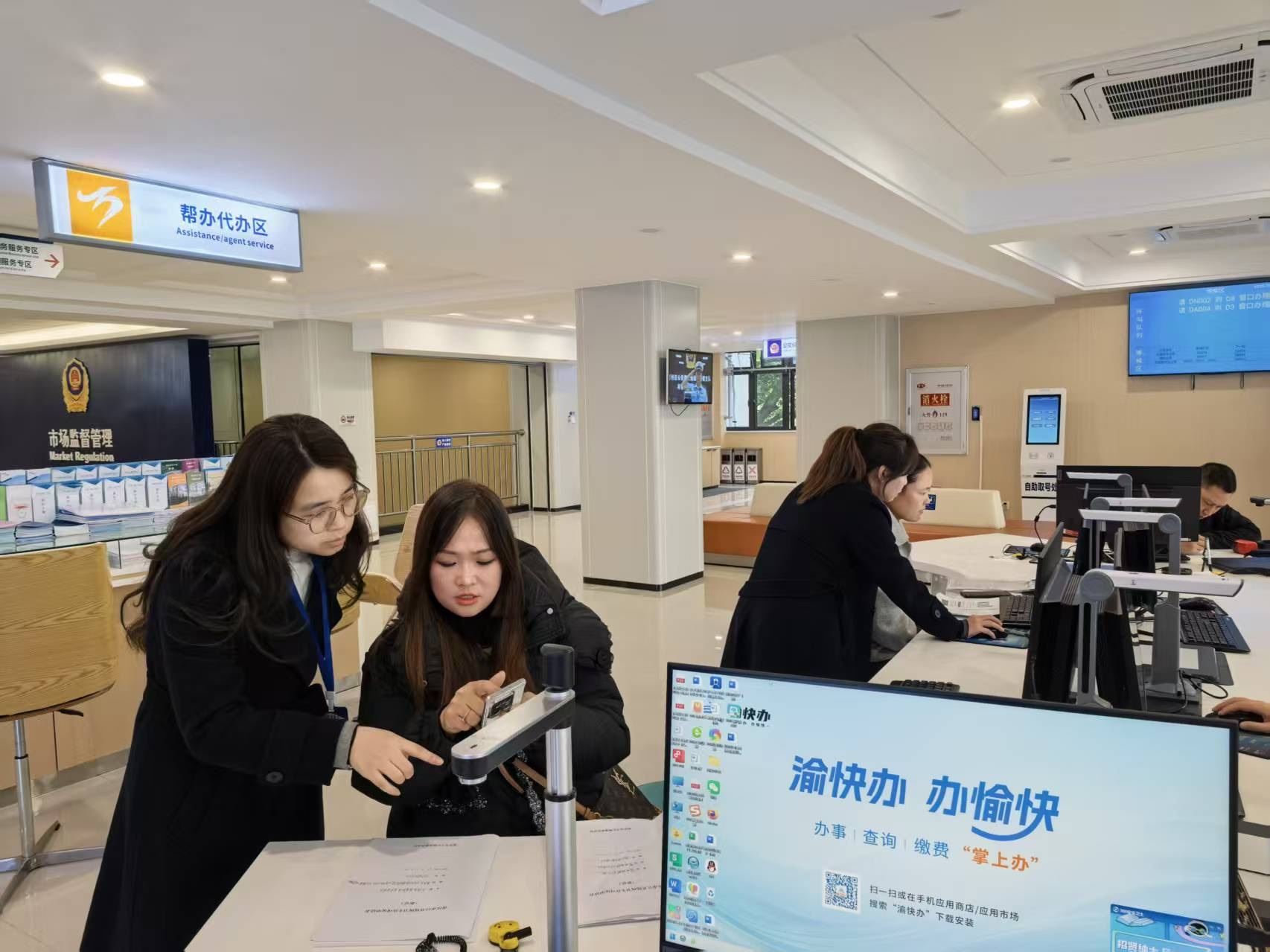  政务服务“上门办” 万州助企纾困加速度  30辆新能源货车许可证当日办结