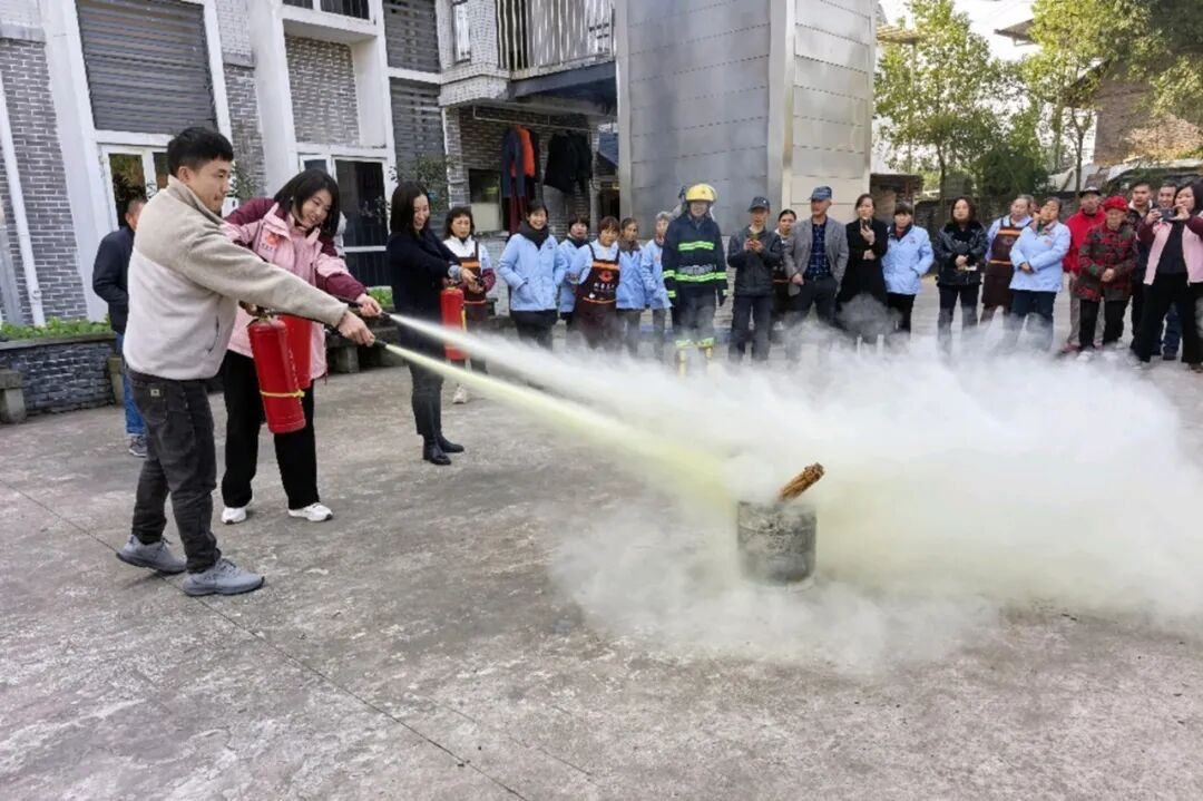  实战演练+现场教学！万州警方守护“夕阳红”安全不放松
