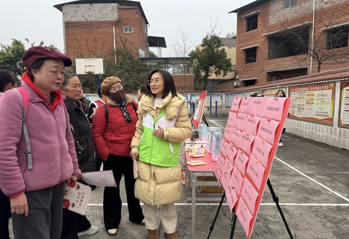  区民政局婚姻登记处开展“倡树新风 爱传万家”婚俗改革宣传活动