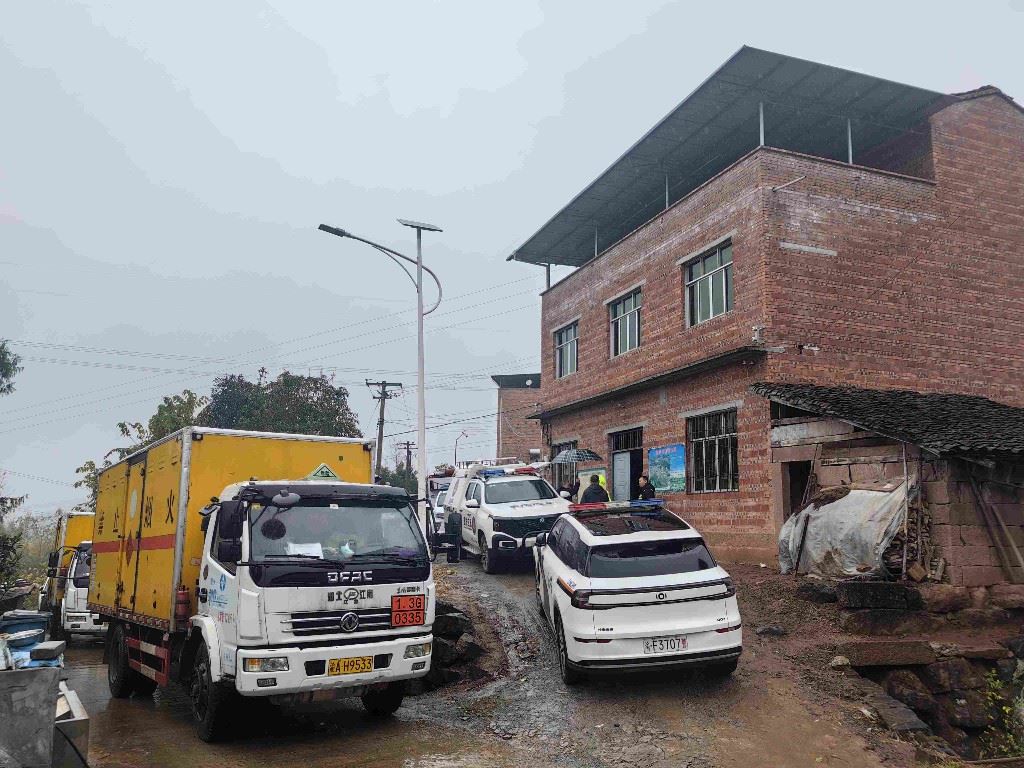  两商户涉嫌非法储存烟花爆竹上千件  万州相关部门迅速行动消除安全隐患