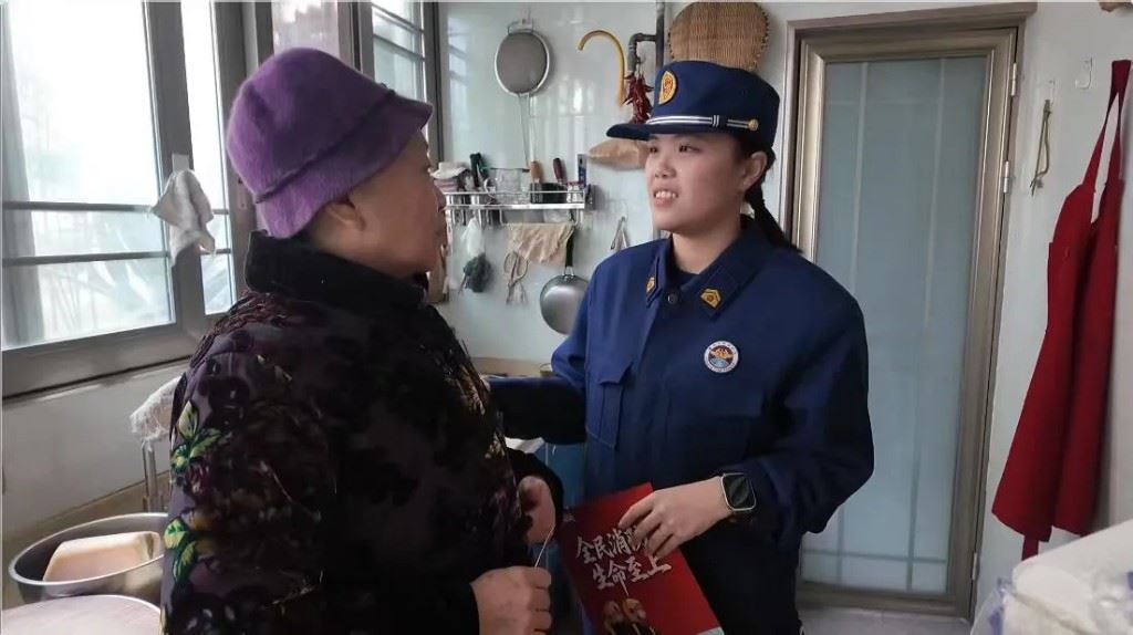  万州消防开展“夕阳守护”行动 入户筑牢独居老人安全防线