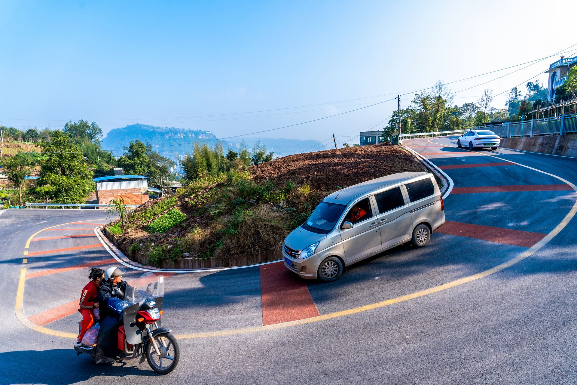  道路打通堵点少了 民心舒畅笑容多了