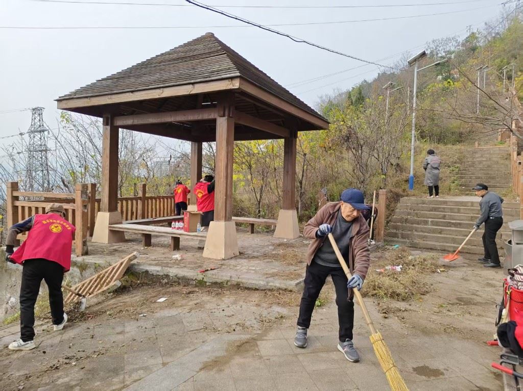 从“旁观者”变“参与者” 居民自发扮靓家园