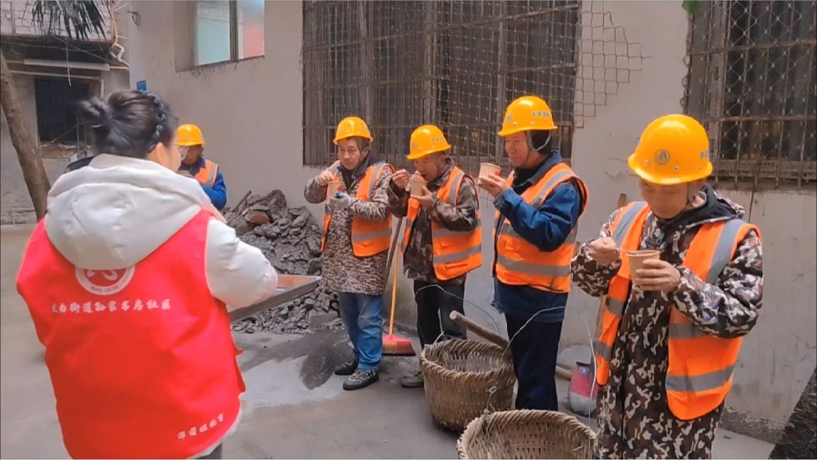 粥暖腊八 情满社区