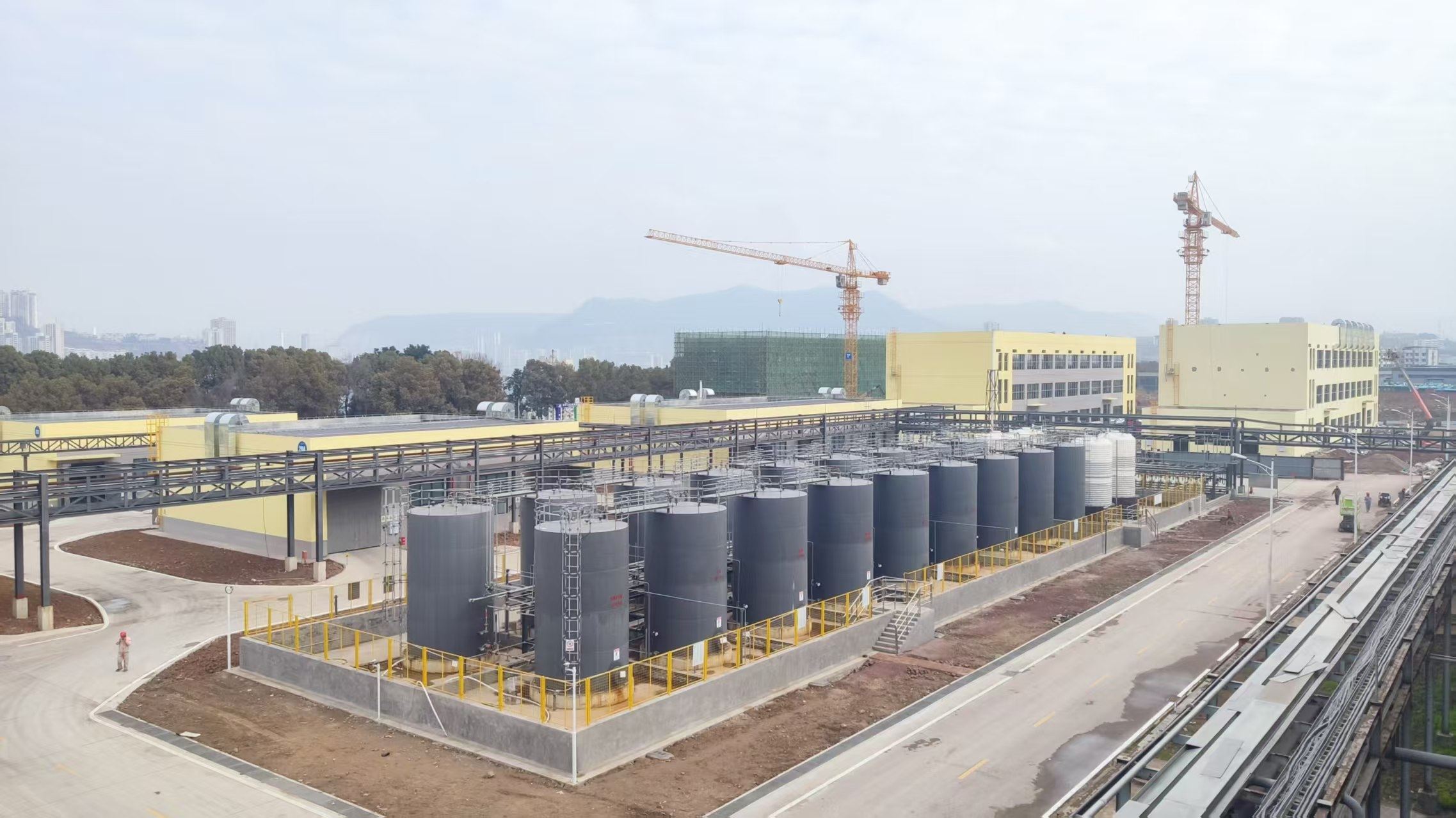  四中全会精神在基层 | 医药中间体及原料药项目（一期）拼抢进度  预计改建部分今年2月底试生产，新建部分今年底完成设备安装调试