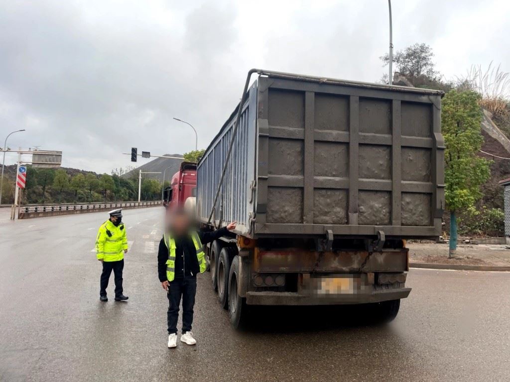 严打货车非法改装 万州交警护航冬季平安
