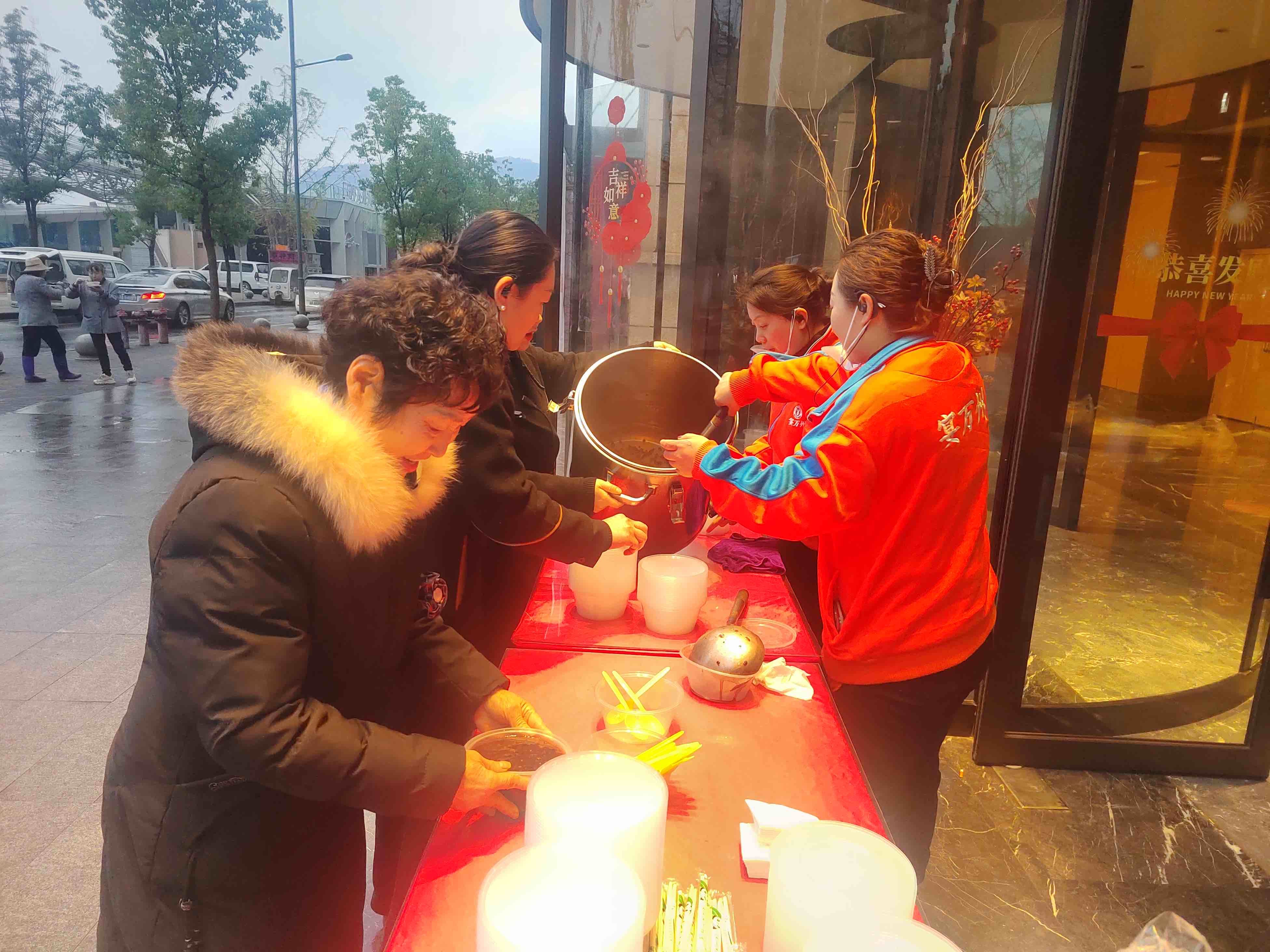 情系腊八 粥暖人心 东方广场社区联合爱心企业开展腊八节爱心慰问活动