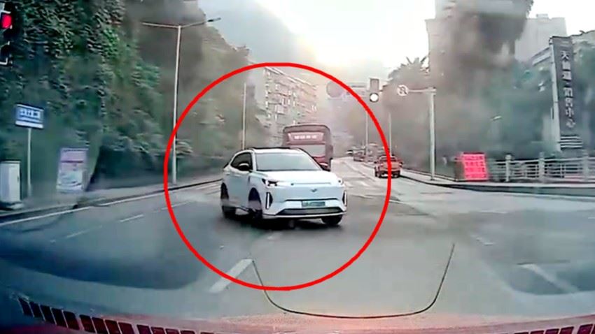 帮你办丨直行车道强行左转 万州一司机被举报