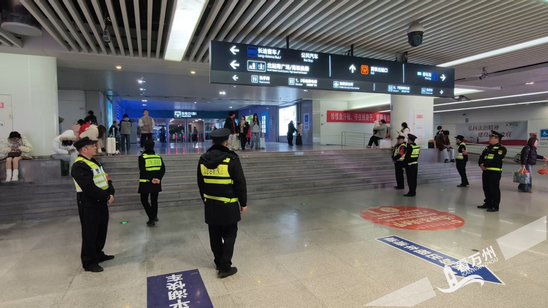 元旦在岗 护航不打烊 万州交通执法全力保障节日出行平安有序