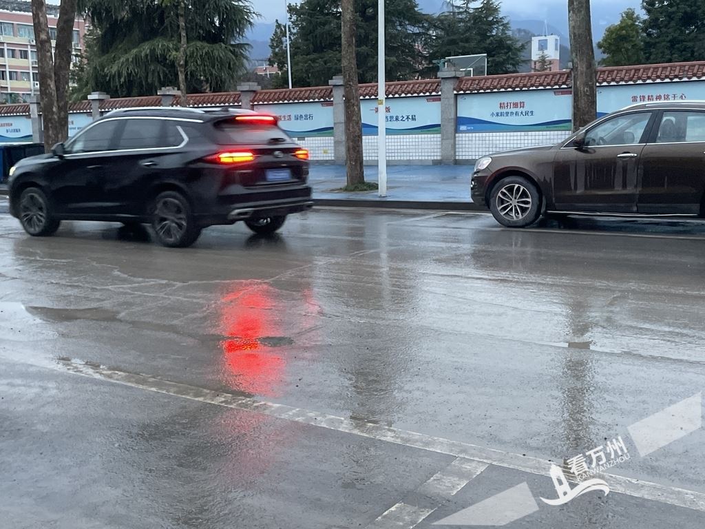  记者出击丨路面坑洼难行 街道：专用施工通道投用后立即修复路面