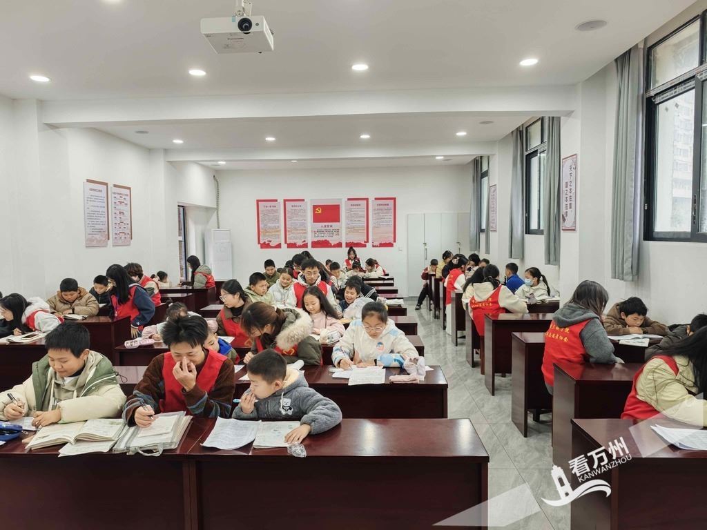 记者出击丨五间桥社区“周末课堂”实力圈粉 志愿力量接力跑 民生实事暖人心