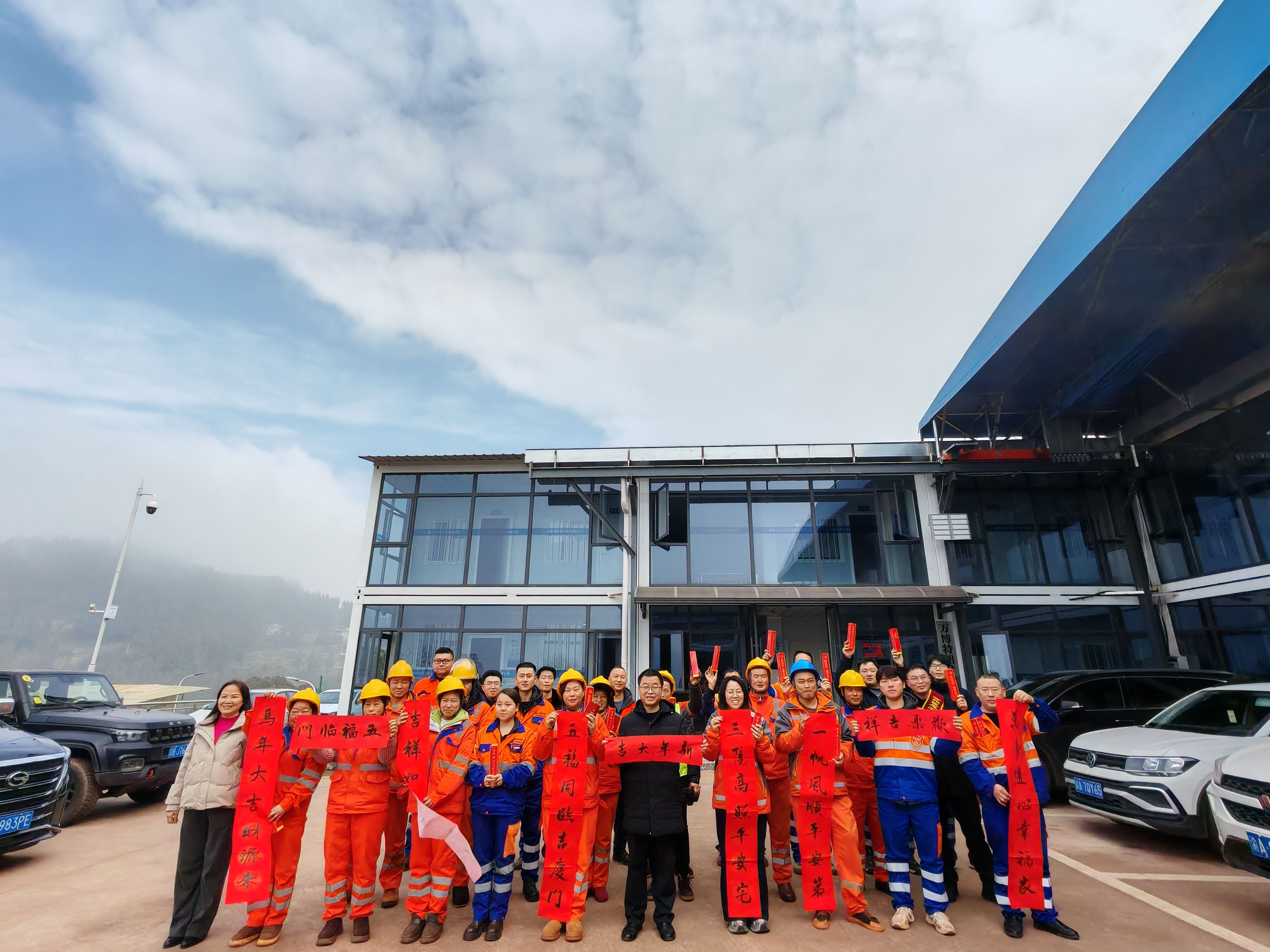 春风送法暖人心 翰墨飘香迎新春 区总工会开展普法宣传暨新春送祝福活动