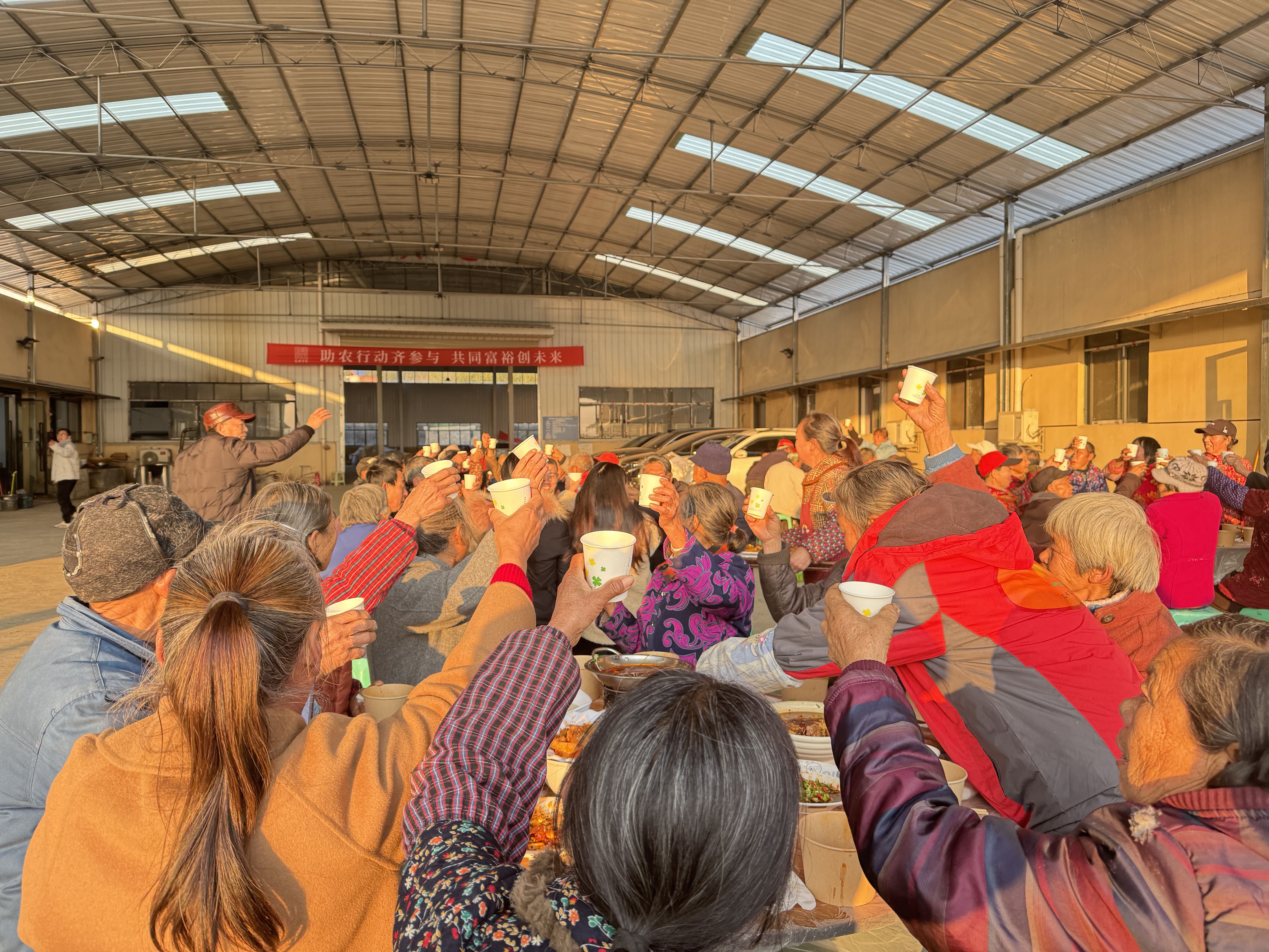  万州江畔橙香溢  村企共宴话丰年  三峡优质农业12年“  分红路”铺就乡村“共富路”