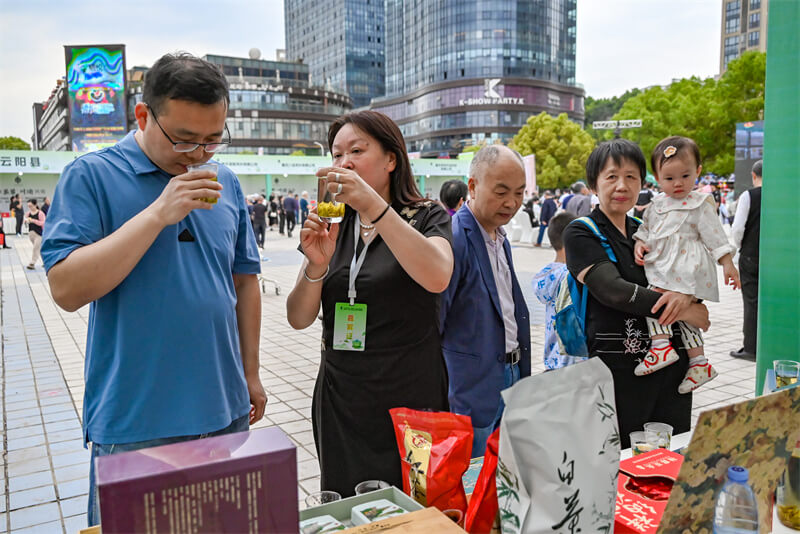 来自“茶叶工匠”指尖上的较量 万达开·渝东北片区茶叶行业职工技能邀请赛举行