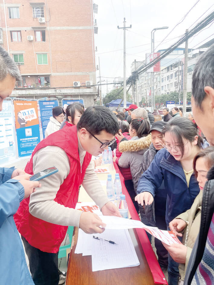 万州:“新年暖心大礼包”送到心坎上