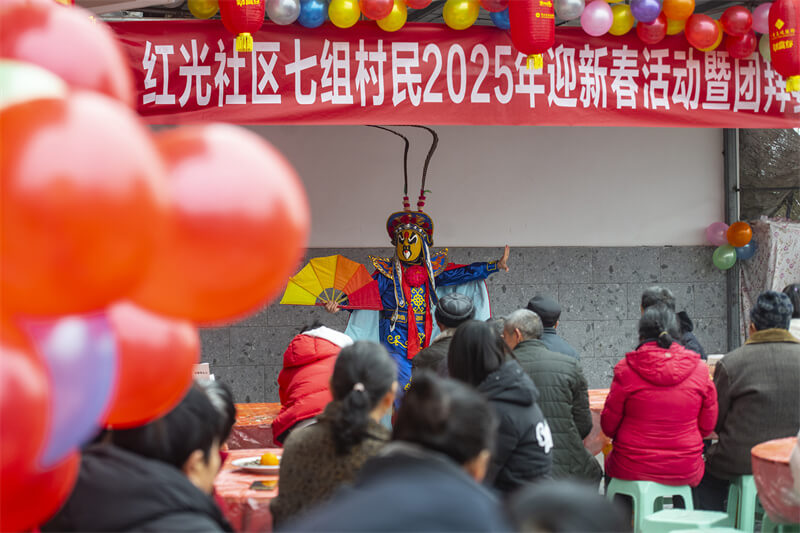 新春走基层丨吃坝坝宴领分红 万州区红光社区村民乐享集体经济红利