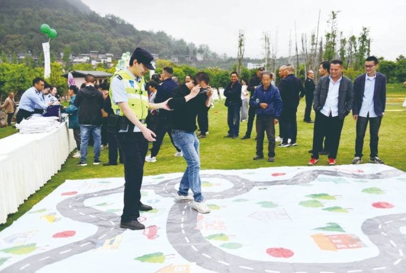 “美丽乡村行”交通安全巡回宣讲活动走进万州